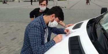 Taksim'de Arkadaşı Maske Cezası Yiyen Genç Kendiside Maske Çıkardı