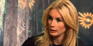 Canlı Yayında Bayılan Sunucu Yürekli Ağızlara Getirdi