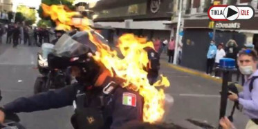 Meksika'da Eylemciler Polisi Ateşe Verdi