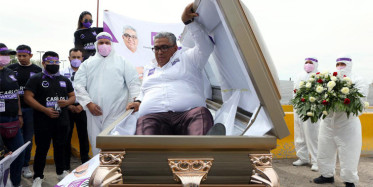 Meksikalı Vekil Adayından Tabutlu Seçim Kampanyası