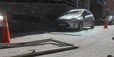 Mersin'de Aracın Üzerine 7. Kattan Pencere Düştü