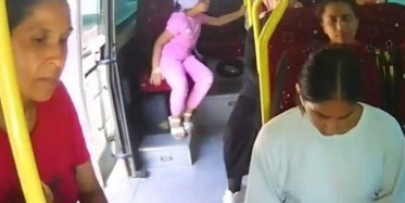 Mersin'de ölüme götüren ihmalkarlık! Minibüsün kapısı açık kalınca yaşanan feci anlar saniye saniye kaydedildi