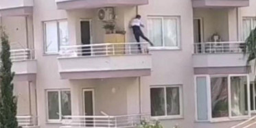 Mersin’de Polisi Gören Şüpheli Balkondan Balkona Atladı
