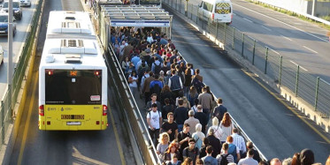 Metrobüs Arıza Yaptı! Edirnekapı’da Kuyruk Oluştu