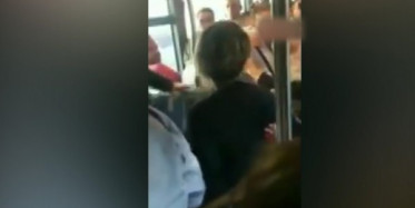  Metrobüsteki İki Yolcu Arasındaki Kavga Anı Kameralara Yansıdı