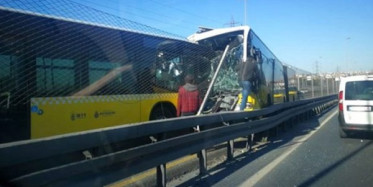 Avcılar'da Metrobüslerin Çarpışma Anı!