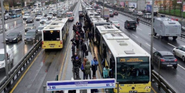 Deprem Sonrası Metrobüs'te Yoğunluk Yaşanıyor
