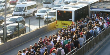 Altunizade Metrobüs Durağında Yine Yoğunluk Yaşandı