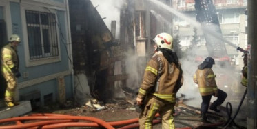 Beyoğlu'nda 3 Katlı Metruk Bina Çöktü