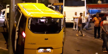 Minibüs ile Taksi Çarpışması Kavgaya Dönüştü