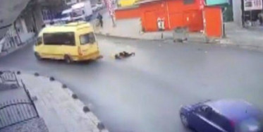 Kapısı Açık Minibüsten Yolcu Düştü! Dehşet Anları Kameralara Yansıdı