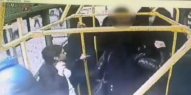 Kızını Rahatsız Eden Adama Yumruk Attı