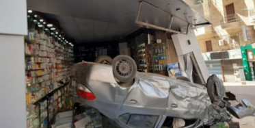 Mısır'da Otomobil Eczaneye Daldı
