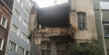 Beyoğlun'da 2 Katlı Metruk Bina Çöktü