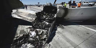 Motoru arızalanan uçak otoyola iniş yaptı! Kamyon ile çarpıştı