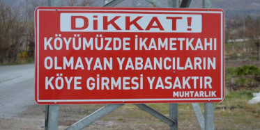 Muhtar Köyün Girişine ''Yabancılar Giremez'' Tabelası Astı