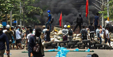 Myanmar'da Göstericiyi Yerde Sürüklediler!