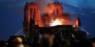 Fransa Tarihinin Sembolü Notre Dame Katedrali Yandı