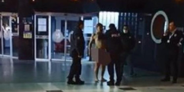 Nazilli'de Bir Vatandaş Belediye Binasının Önünde Soyundu