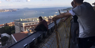 Nefesler Kesildi! Polis 13. Kattan Atlamaya Çalışan Genci Böyle Kurtardı