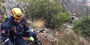 Niğde’de Kayalıklar Arasında Kalan Oğlağı Kurtarmak İçin Metrelerce Aşağıya İndiler