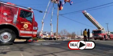 ABD'de Paraşütlü Noel Baba Tellerde Asılı Kaldı