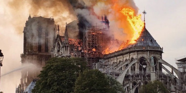 Fransa'nın Ünlü Notre Dame Katedrali Yandı