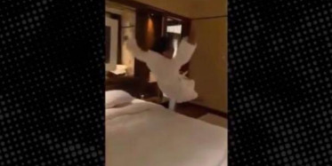 Bornozla Yatağa Atlayan Nusret, Müstehcen Görüntüler Verdi