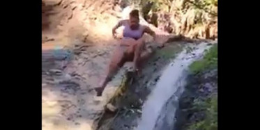 Dereye Bodoslama Giren Kadın