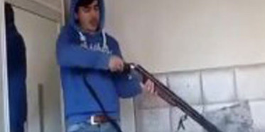 Silahı Boş Zannedip Tetiğe Bastı Ve...