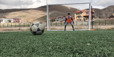 Öğrenciler Atık ve Atıl Malzemelerle Halı Saha Yaptı