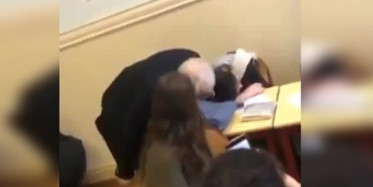 Kız Öğrencisini Böyle Uyandırdı!	