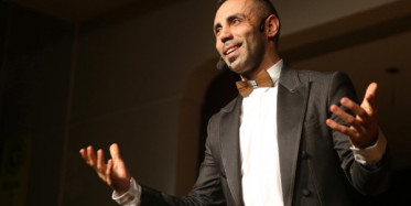 Umut Oğuz Eşine Sahnede Evlenme Teklif Etti