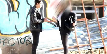 Türk Kızına Öpüşme Şakası Yapılırsa...