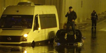 Antalya'da Alt Geçit Göle Döndü! Araçlarında Mahsur Kaldılar