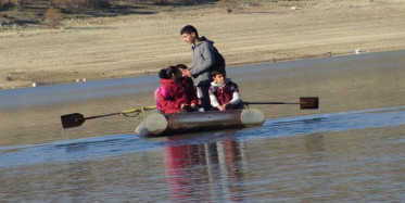 Okula Gidemeyen Öğrencilere Çözüm Babadan Geldi! Çocukları İçin Kayık Yaptı