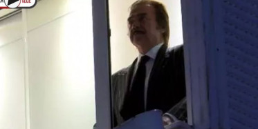  Orhan Gencebay Evinin Penceresinden İstiklal Marşı'nı Okudu
