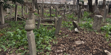 Osmanlı Sarayında Görev Yapmış Kişilerin Mezarlarının Bulunduğu Ayrılık Çeşmesi Mezarlığı Harabeye Döndü