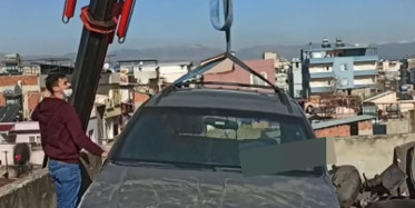 Oto Hırsızları, Çaldıkları Cipi Binanın Çatısına Çıkarmışlar