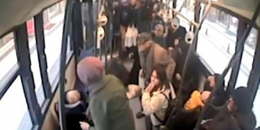 Düzce'de, Halk Otobüsü Hatalı Dönüş Yapan Otomobile Çarptı