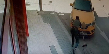 Otomobilin el frenini çekmeyi unutunca, arabayı durdurmak isteyen esnaf aracın altında ezildi!
