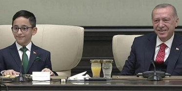 Külliye'de 23 Nisan Kutlaması! Cumhurbaşkanı Erdoğan Koltuğunu Küçük Ozan'a Devretti