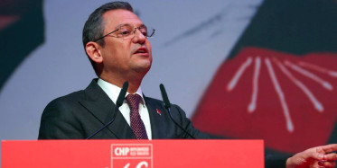 Özgür Özel yaptığı hareketle gündem oldu: Spikere tepki gösterdi