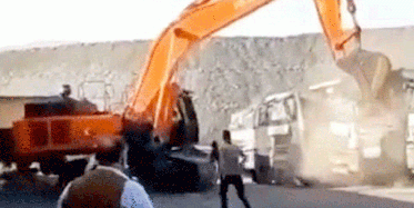 Parasını Alamadı: Kepçeye Binip Kamyonları Ezdi!