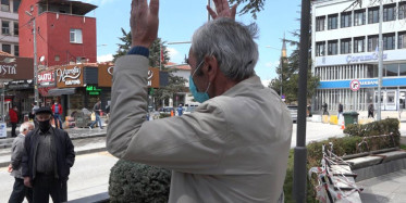 Parkta Polisin Uyardığı Kişi: Hanım Temizlik Yapıyorum Diye Evden Kovuyor