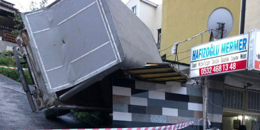 Pendik’te Kamyonet Sürücüsü Yan Yatan Aracın Altına Kaldı