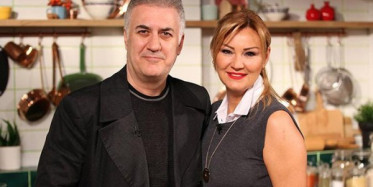 Pınar Altuğ Ödül Gecesinde Giydiği Yırtmaçlı Elbiseyle Dikkat Çekti