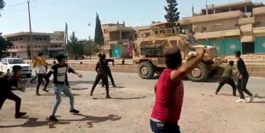 Terör Yandaşları Suriye’de ABD Ordusunun Araçlarını Taşladı