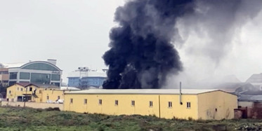 Plastik üretim işyerinde yangın çıktı: o anlar kameraya yansıdı