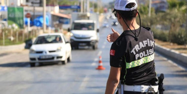 Polis aracıyla uygunsuz video çeken 4 kişi yakalandı